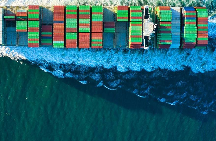 Container xếp chồng tại cảng biển